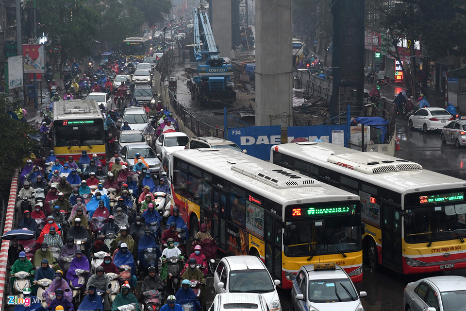Ôtô, xe máy nhích từng mét trong mưa rét